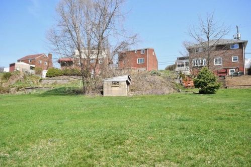 926 Agnew Rd, Pittsburgh PA 15227-3902 exterior