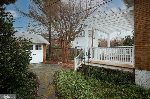 105 Masonic Vw Ave, Alexandria VA 22301-2203 exterior