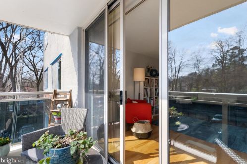 7333 New Hampshire Ave, Silver Spring MD 20912-6958 exterior