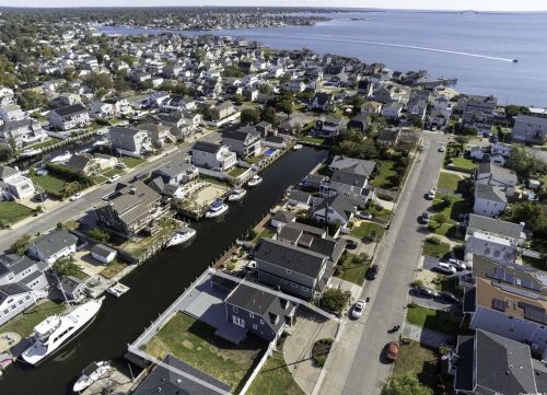 29 Mitchell Ave, Babylon NY 11702-4109 exterior