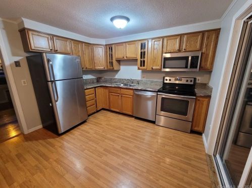 1 Maple St, Ellington, CT 06029-3334