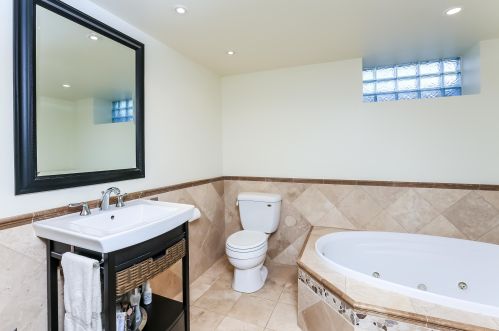 1360 Hartford Ave, Saint Paul MN 55116-1648 exterior