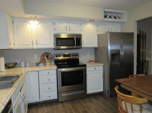 103 Colonial Hill Dr, Wallingford, CT 06492-3468