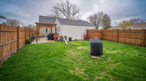 8528 Morgan Ave, Milwaukee WI 53228-1520 exterior