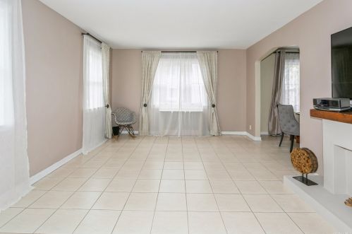 350 Emerson Pl, Valley Stream, NY 11580-2804