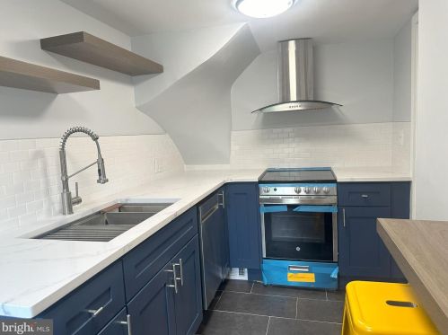 736 Manning St, Philadelphia PA  19106-4011 exterior