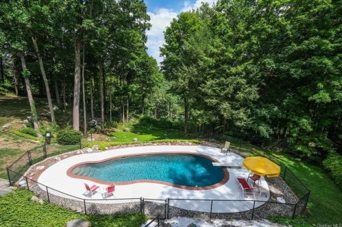 22 Carolyn Pl, Armonk NY 10504-1101 exterior