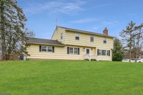 415 Stony Brook Dr, Bridgewater, NJ 08807-1945