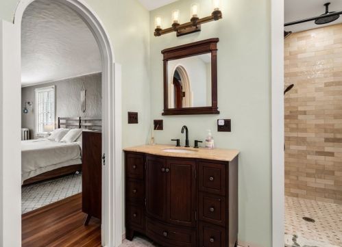 4 Kensington Rd, Worcester MA 01602-1814 exterior