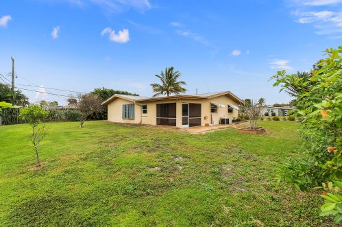 748 Oak St, Fort Pierce FL 34952-1341 exterior