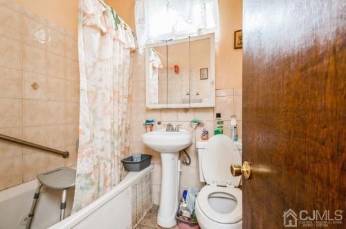 1696 Winfield St, Rahway NJ 07065-3539 exterior