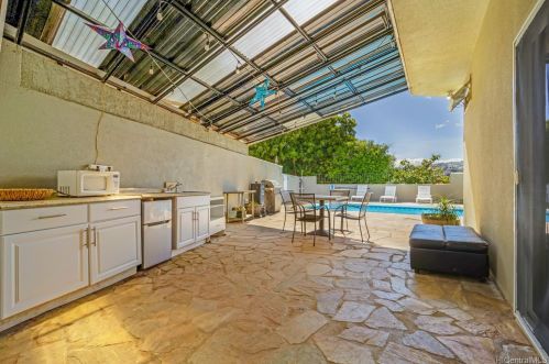 743 Ahukini St, Honolulu HI 96825-2426 exterior