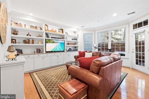 5235 Bessley Pl, Alexandria VA 22304-8646 exterior