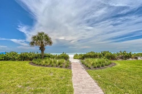 30 Casa Mar Ln, Naples FL 34103-3685 exterior