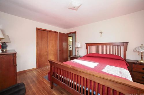 7 Curtis Ct, North Haven CT 06473-3921 exterior