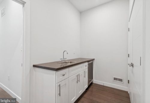 2120 Franklin St, Philadelphia PA 19133-2107 exterior