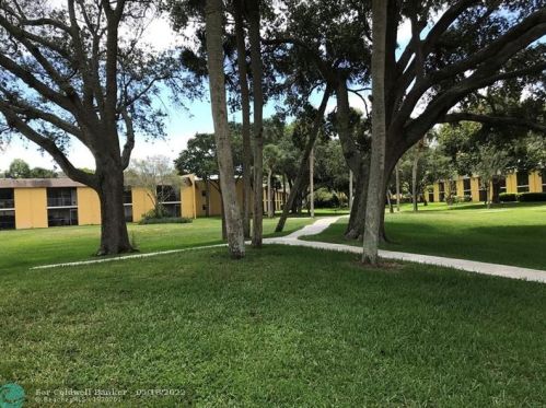 1104 Meadows Cir, Boynton Beach FL 33436-8949 exterior