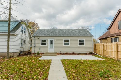 4886 Mohawk Ave, Milwaukee WI  53217-5426 exterior