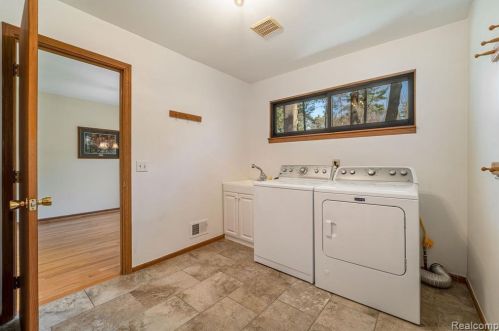 4082 Pinestead Dr, Walled Lake MI 48390-1344 exterior