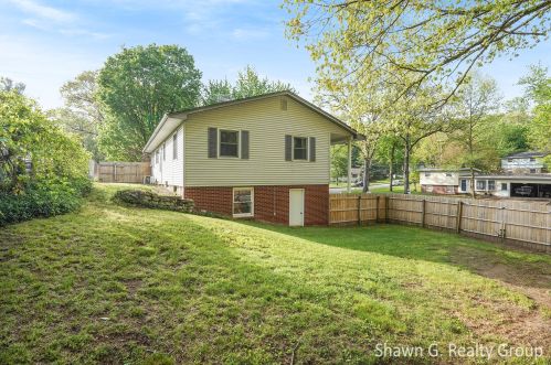 2209 Holliday Dr, Wyoming MI exterior