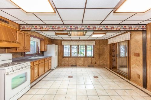 702 Knollwood Dr, Woonsocket RI 02895-2632 exterior