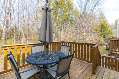 8 Frd Lndg Dr, Dover NH 03820-4552 exterior