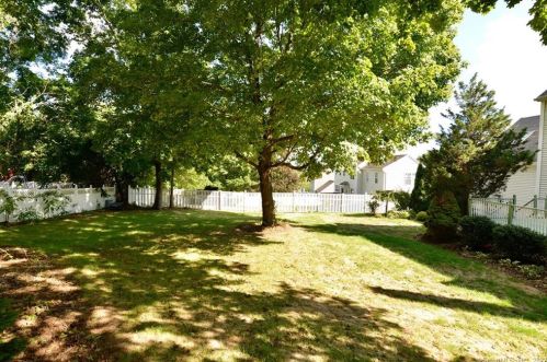 3 Commodore Hull Dr, Derby CT 06418-2255 exterior