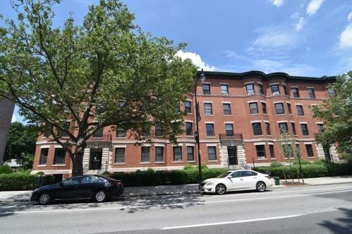 1064 Beacon St, Brookline MA 02446-3943 exterior