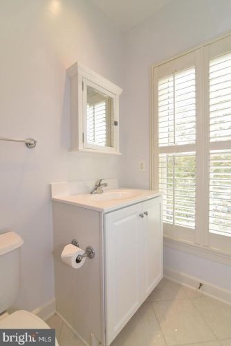 713 Carpenter Rd, Alexandria VA  22314-6227 exterior