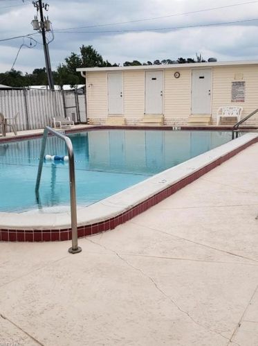 423 Cpe Florida Way, Naples FL 34104-4109 exterior