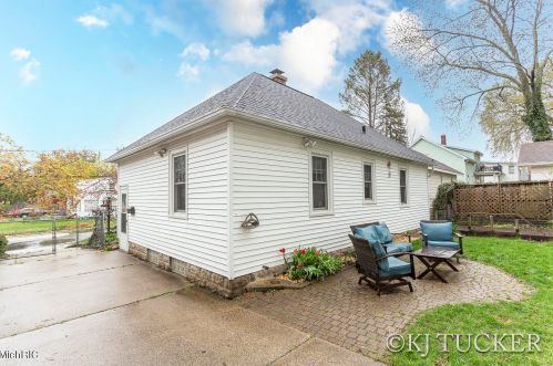 854 Hollywood St, Grand Rapids MI 49505-3880 exterior