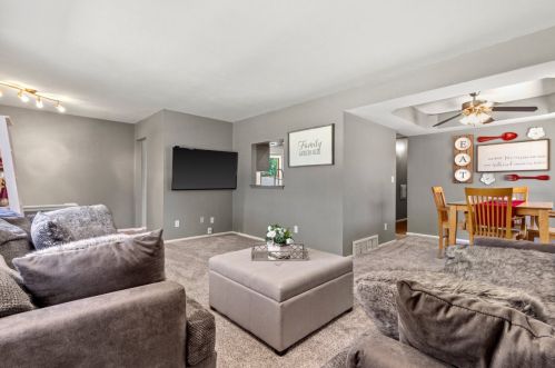 3227 98th St, Milwaukee, WI 53227-4211