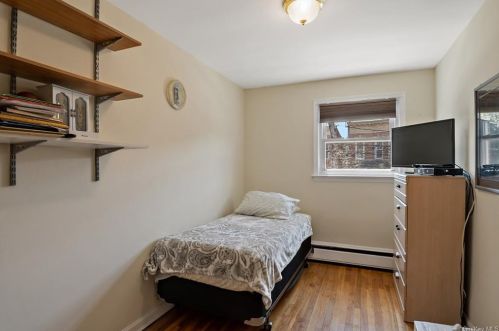 135 235th St, Bronx NY 10470-2463 exterior