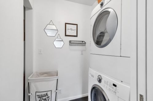 8125 Lk Wood Dr, Kalamazoo MI 49002-4338 exterior