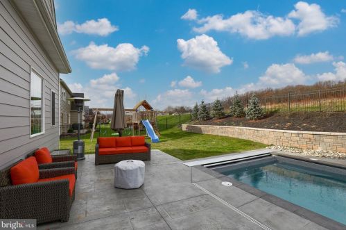 453 Delp Rd, Lancaster PA 17601-2915 exterior