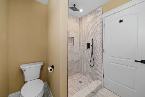 7920 Crandon Ave, Chicago IL 60617-1147 exterior