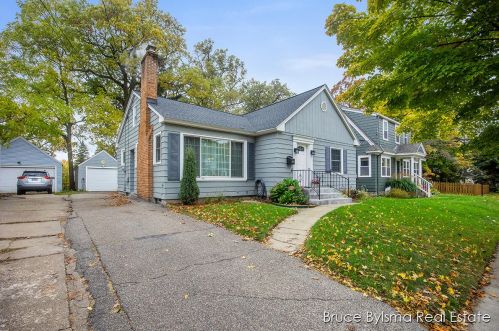834 Oaklawn St, Grand Rapids, MI 49505-3748
