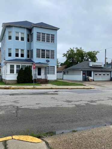 629 Front St, Woonsocket RI 02895-4351 exterior