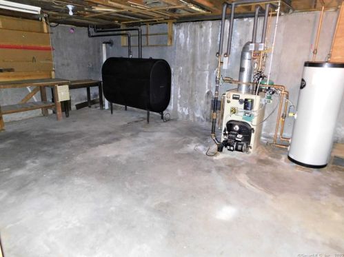 39 Hatch Hl Rd, Vernon CT 06066-6135 exterior