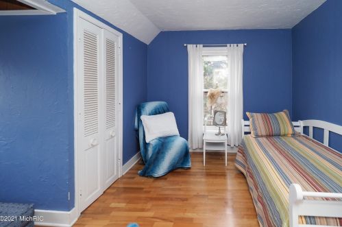 1602 Grand Ave, Kalamazoo MI 49006-4489 exterior