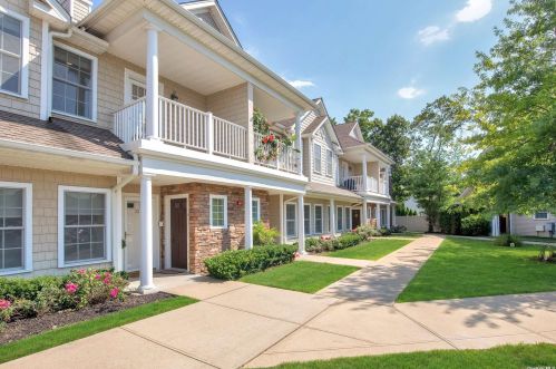 34 Della Dr, Babylon NY  11704-6240 exterior