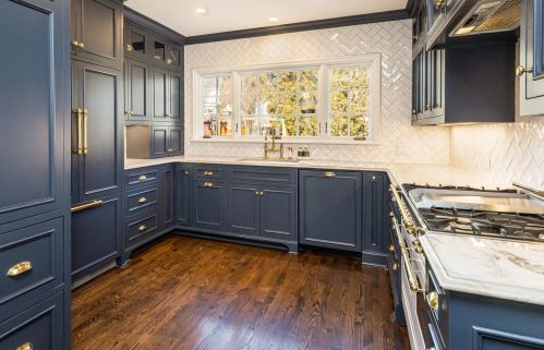 5068 Lake Dr, Milwaukee WI  53217-5748 exterior