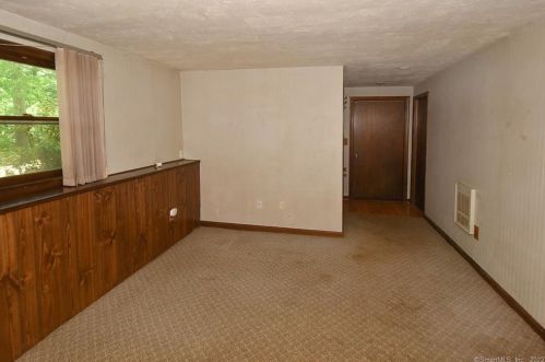 16 Ladd Rd, Ellington CT 06029-3104 exterior