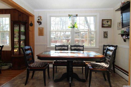 28 Cottonwood Dr, Commack NY 11725-2422 exterior