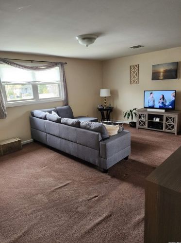 702 11th St, Babylon NY  11704-3541 exterior