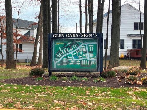 808 Cypress Rd, Hartford CT 06111-5615 exterior