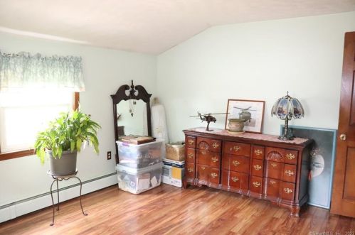 8 Sparkle St, Enfield CT 06082-5618 exterior