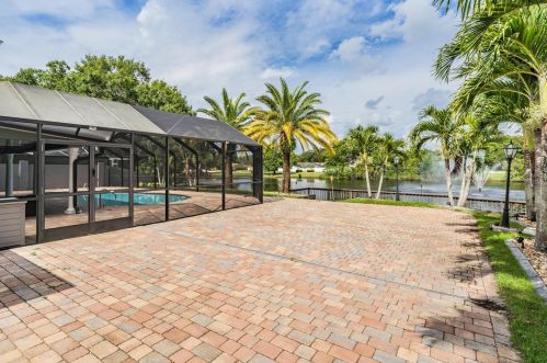 8201 Kirkwood Dr, Tampa FL  33634-2238 exterior