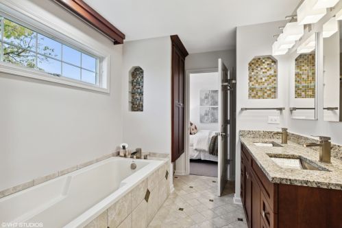 1774 Ainslie St, Chicago IL 60630-2018 exterior