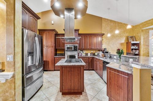 386 Dalton Cir, Fort Pierce FL 34953-5850 exterior